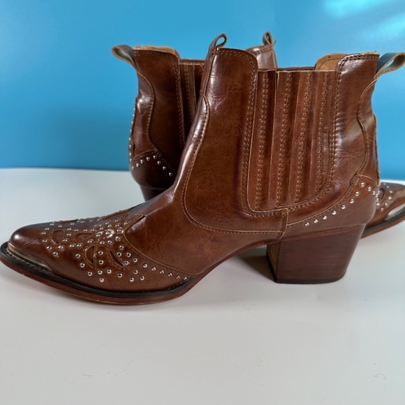 Wanted Chelsea Boots Faux Leather Silver Stud details Women's US 7 Western Rodeo - Picture 13 of 14